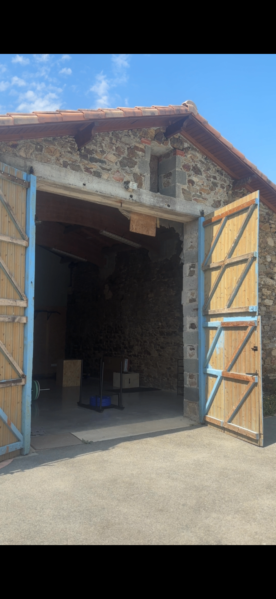 Extérieur de la grange Athletic Group avec portes ouvertes