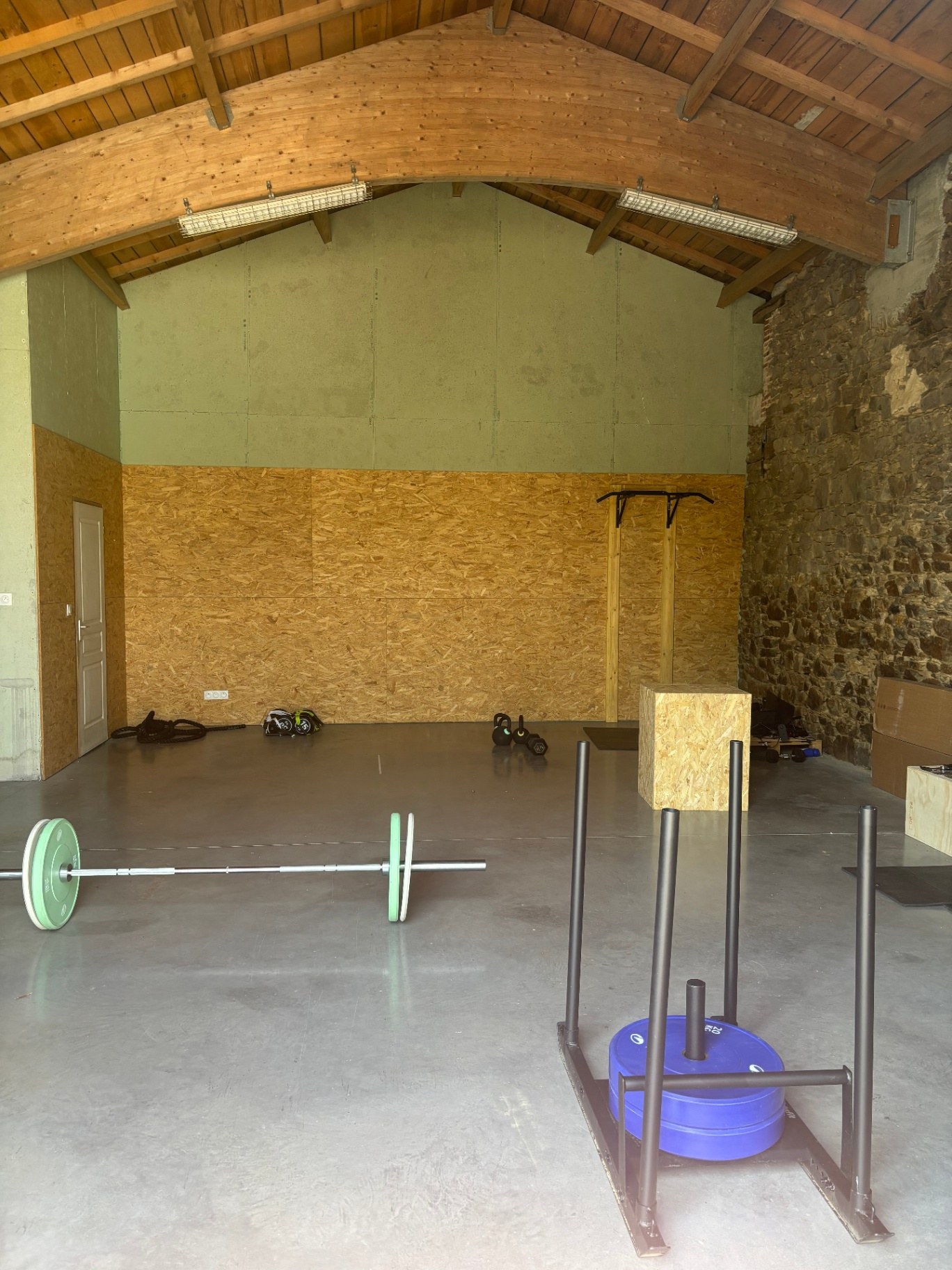 Intérieur de la grange Athletic Group baignée de lumière naturelle